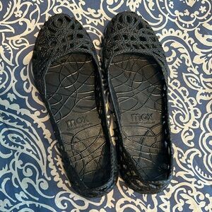 Mox - women’s shoes - throwback to jellies! EUC